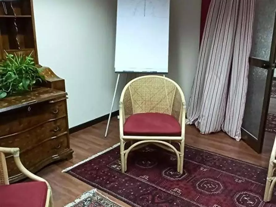 Immagine 3 di Ufficio in affitto  a Lucca