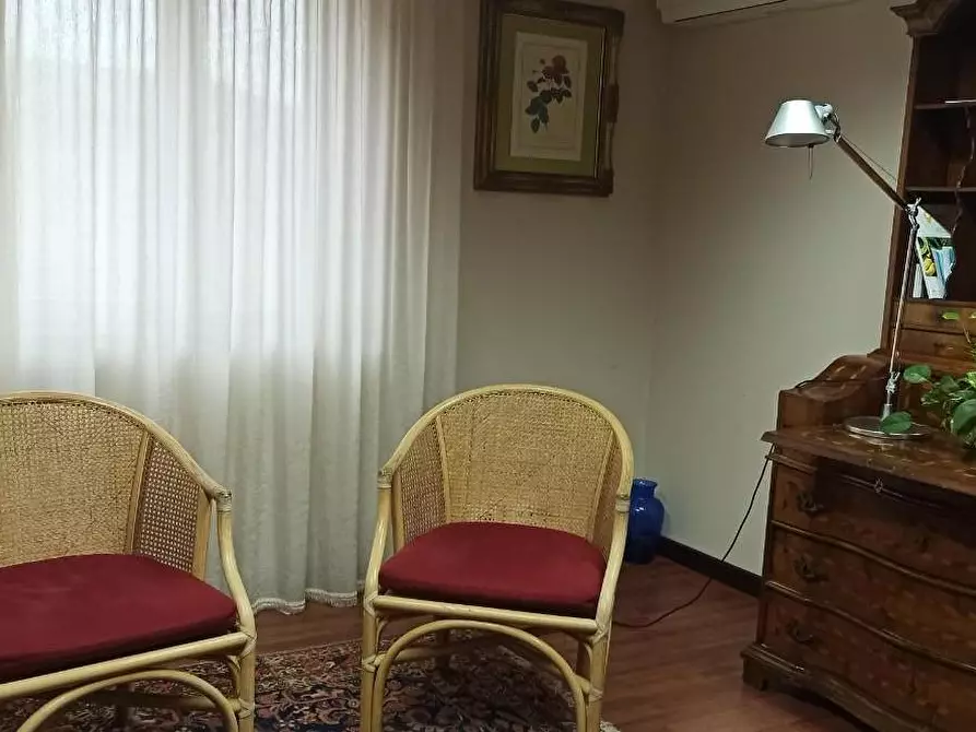 Immagine 11 di Ufficio in affitto  a Lucca