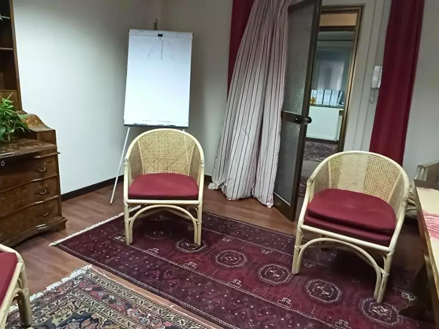 Immagine 4 di Ufficio in affitto  a Lucca