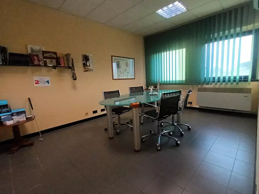 Immagine 12 di Ufficio in vendita  a Capannori