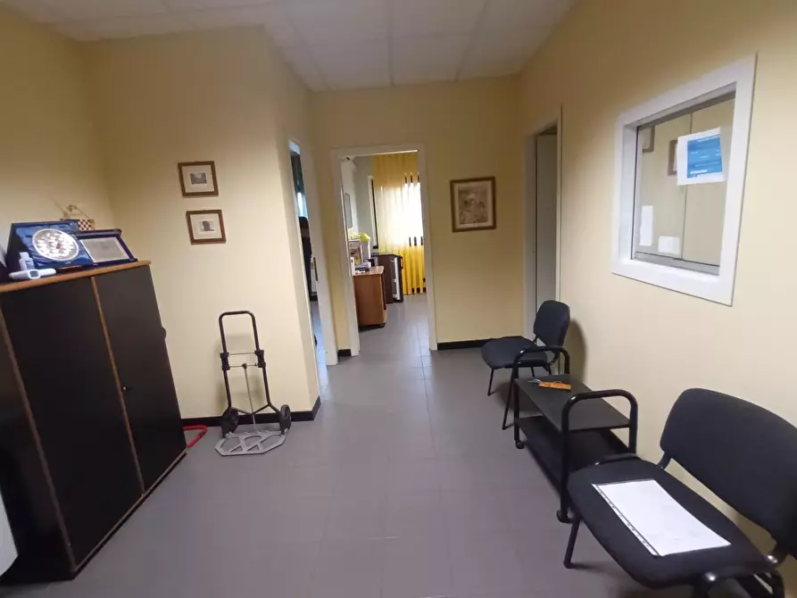Immagine 4 di Ufficio in vendita  a Capannori