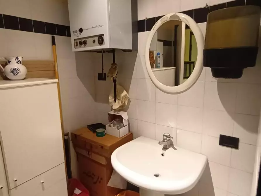 Immagine 15 di Ufficio in vendita  a Capannori