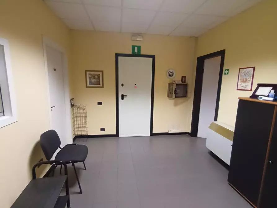 Immagine 14 di Ufficio in vendita  a Capannori