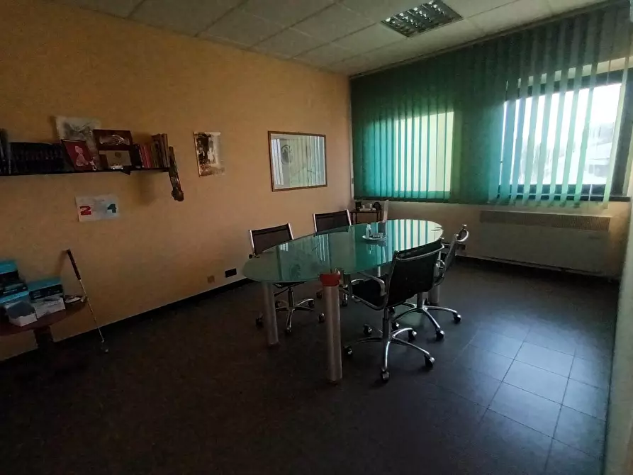 Immagine 13 di Ufficio in vendita  a Capannori