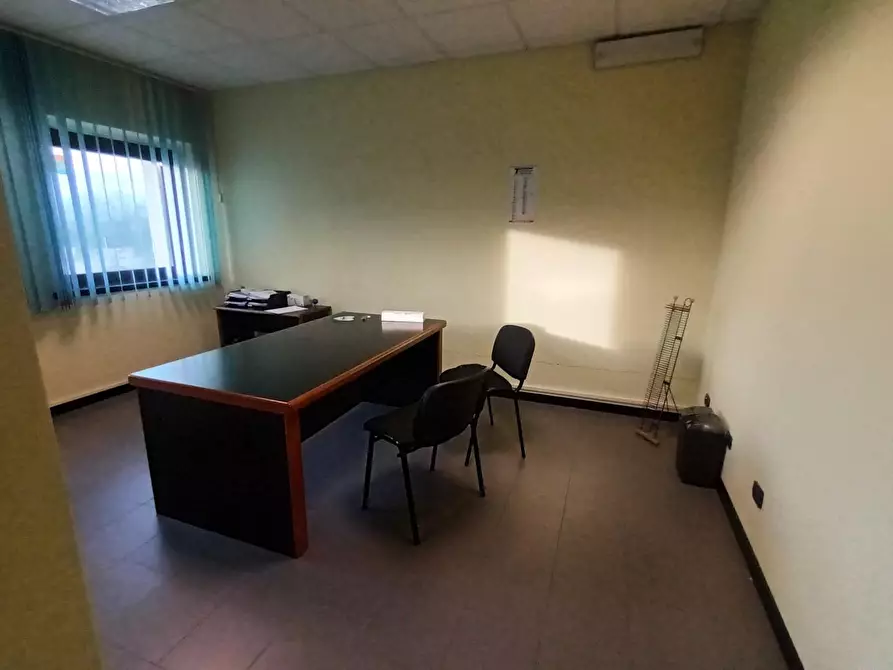 Immagine 10 di Ufficio in vendita  a Capannori