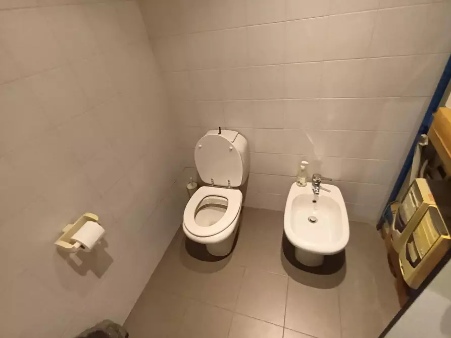 Immagine 17 di Ufficio in vendita  a Capannori