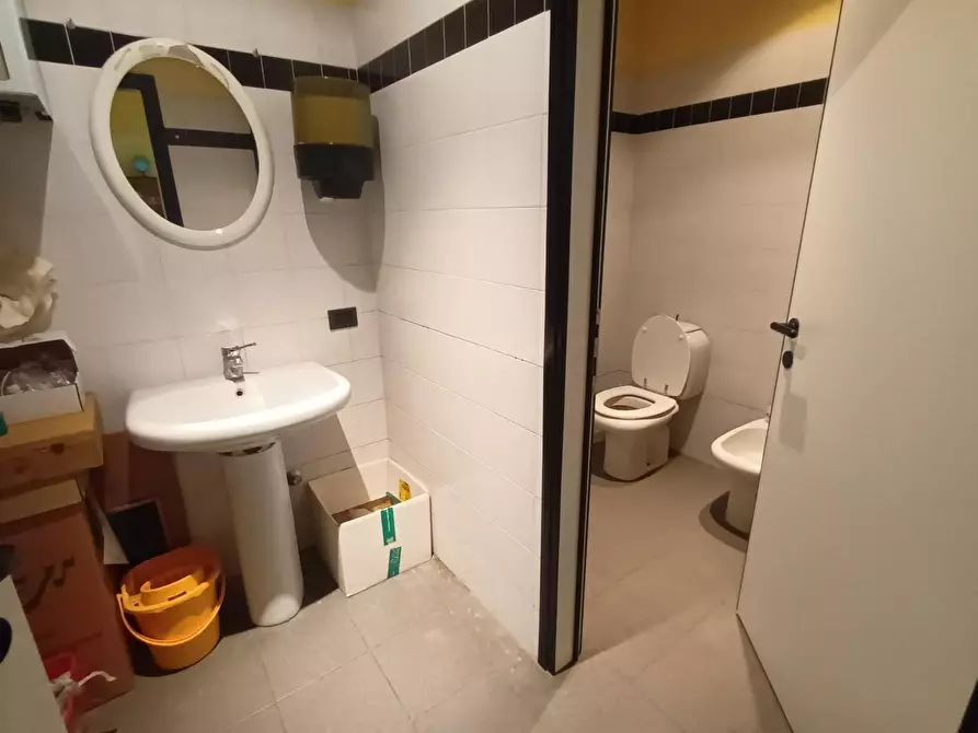 Immagine 18 di Ufficio in vendita  a Capannori