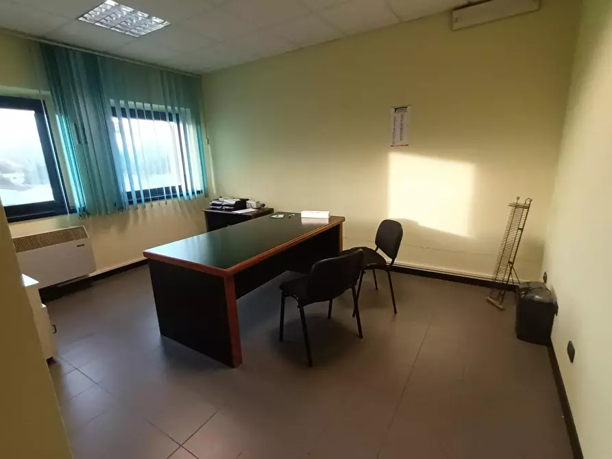 Immagine 11 di Ufficio in vendita  a Capannori
