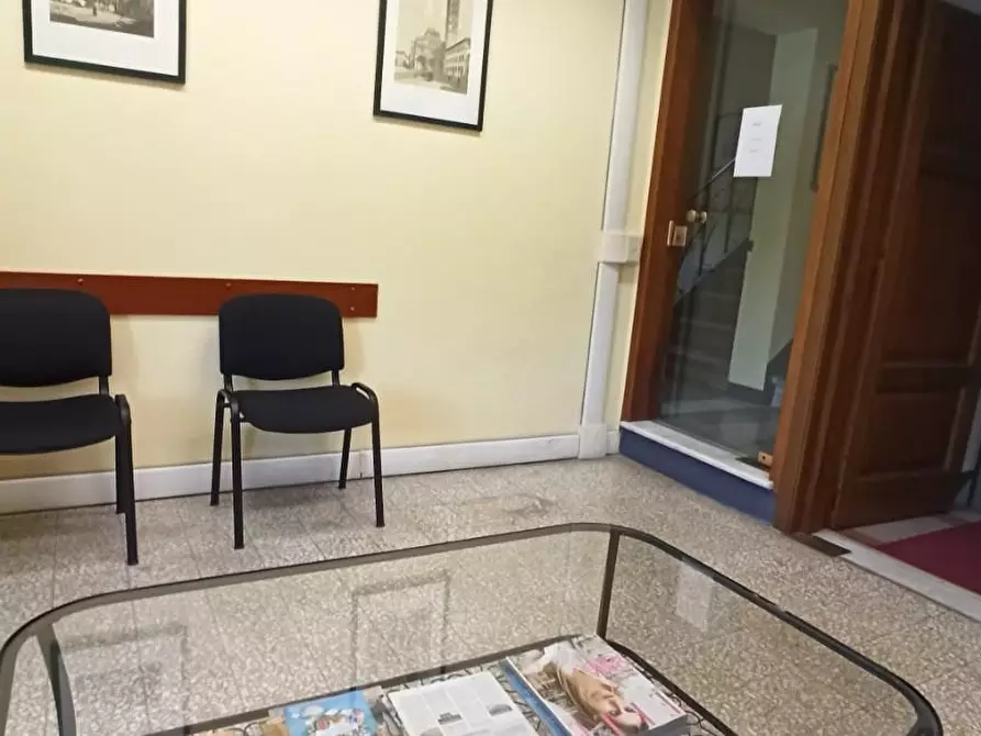 Immagine 10 di Ufficio in affitto  a Lucca