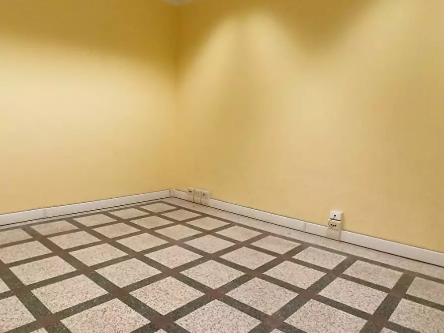 Immagine 3 di Ufficio in affitto  a Lucca