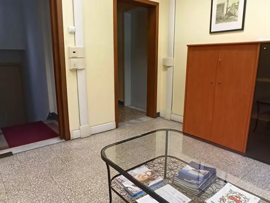 Immagine 11 di Ufficio in affitto  a Lucca
