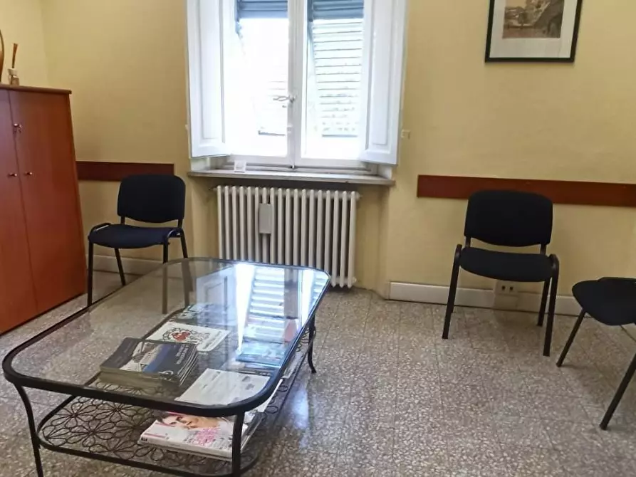 Immagine 13 di Ufficio in affitto  a Lucca