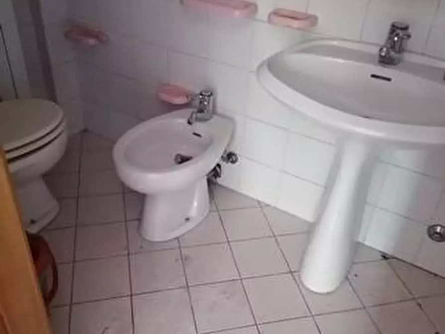 Immagine 7 di Ufficio in affitto  a Lucca