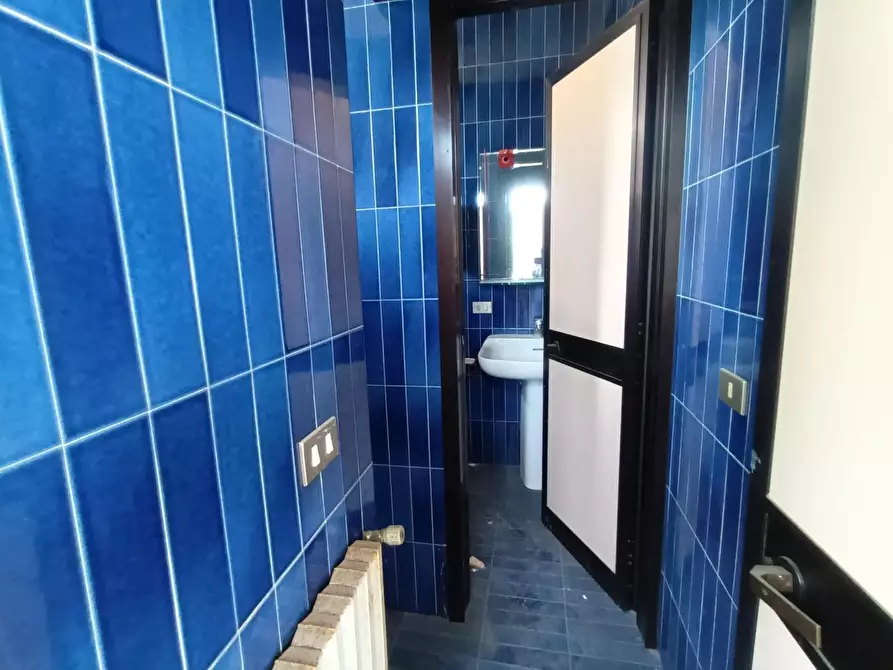 Immagine 13 di Ufficio in affitto  a Capannori