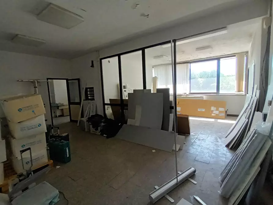 Immagine 15 di Ufficio in affitto  a Capannori