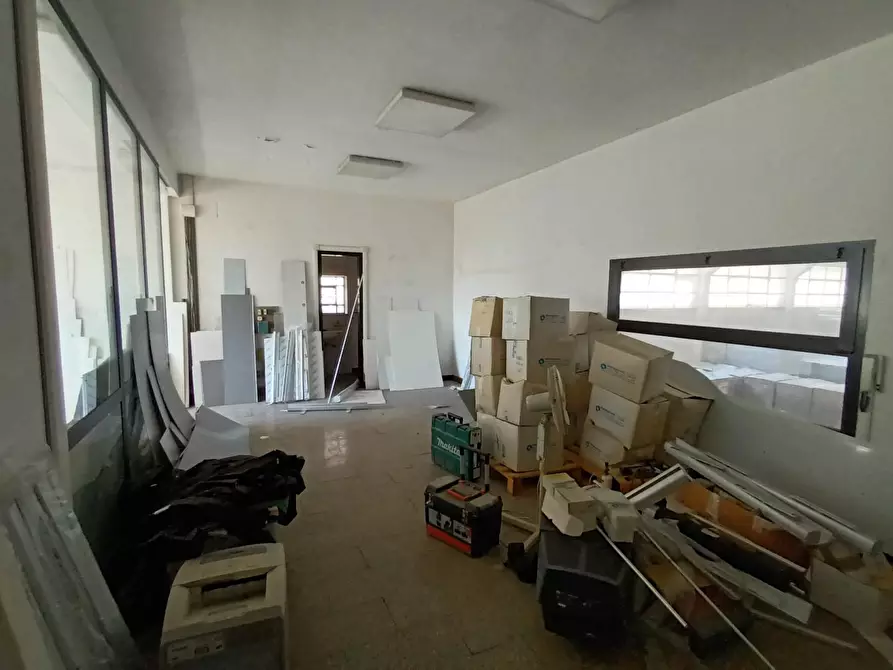 Immagine 11 di Ufficio in affitto  a Capannori
