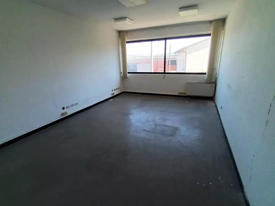 Immagine 5 di Capannone industriale in affitto  a Capannori