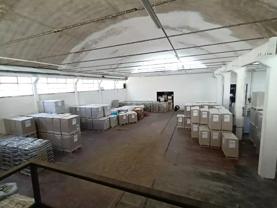 Immagine 12 di Capannone industriale in affitto  a Capannori