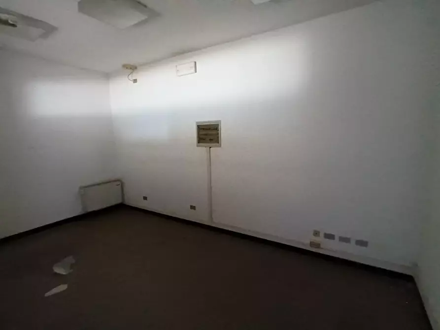 Immagine 4 di Capannone industriale in affitto  a Capannori
