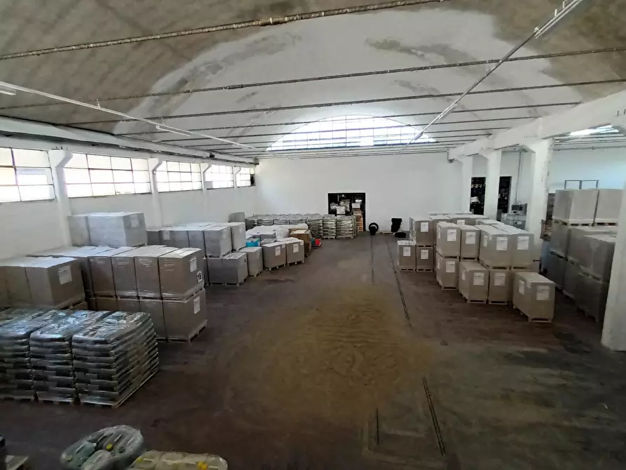 Immagine 13 di Capannone industriale in affitto  a Capannori