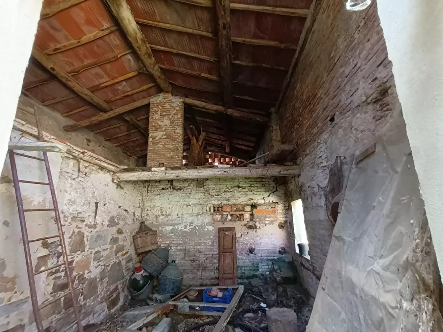 Immagine 12 di Deposito in vendita  a Lucca