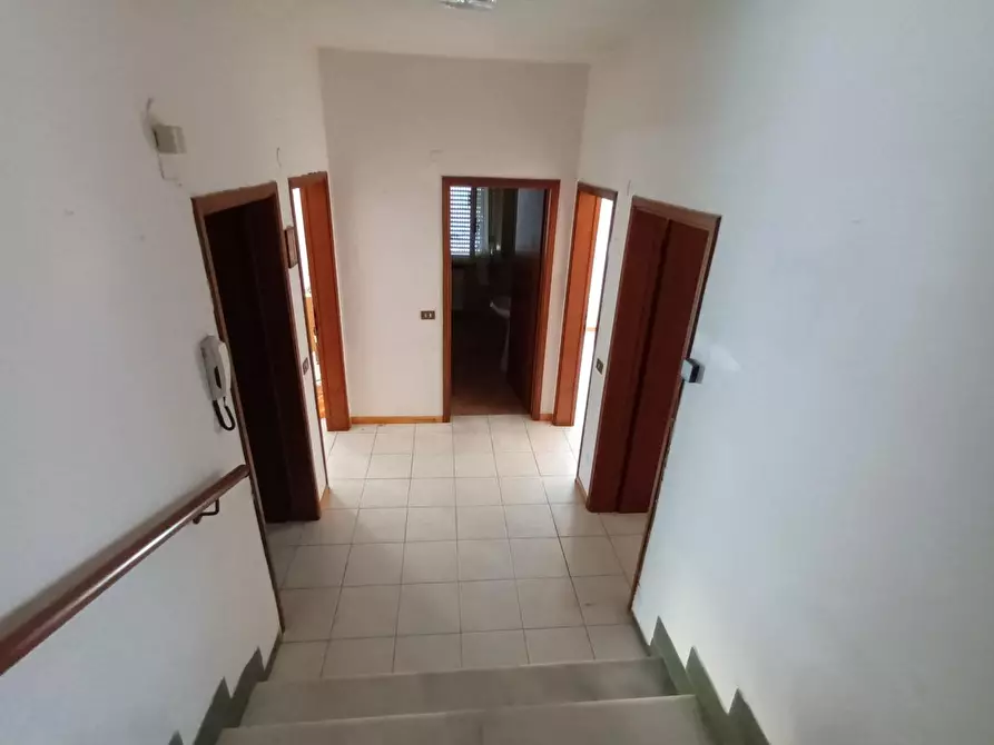 Immagine 11 di Appartamento in vendita  a Lucca