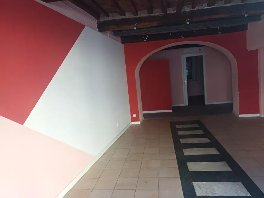 Immagine 7 di Locale commerciale in vendita  a Lucca