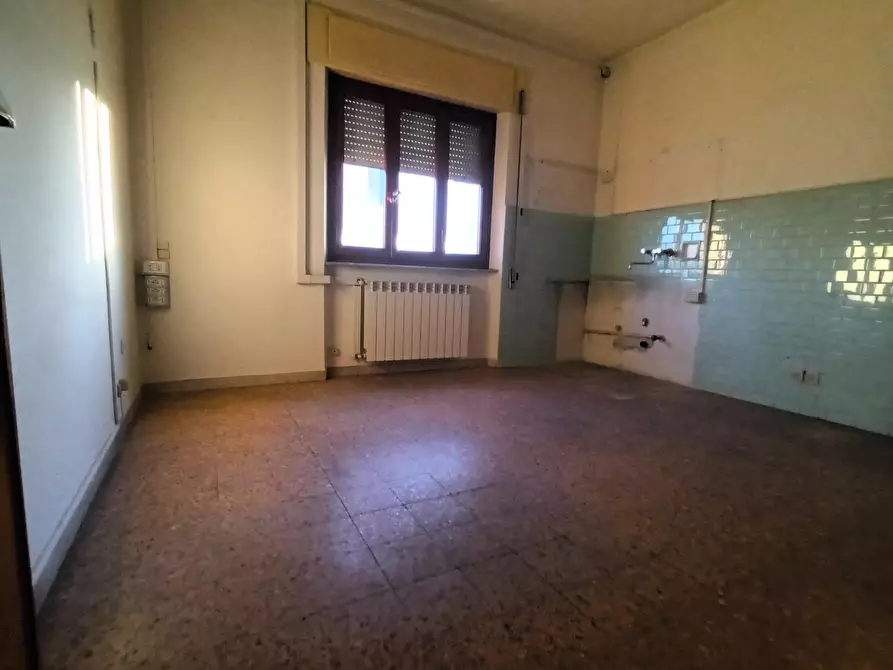 Immagine 11 di Appartamento in vendita  a Lucca