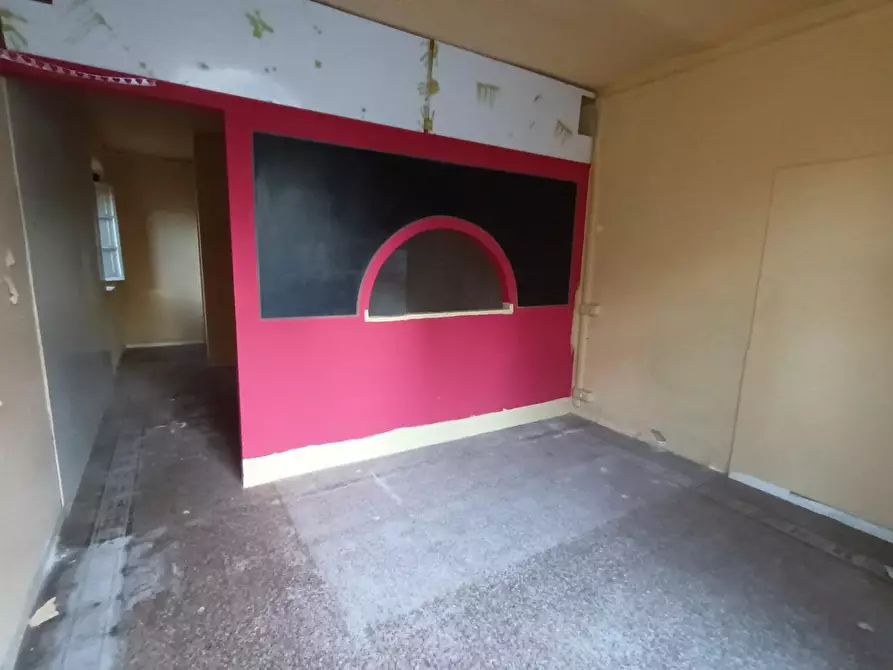 Immagine 8 di Locale commerciale in vendita  a Lucca