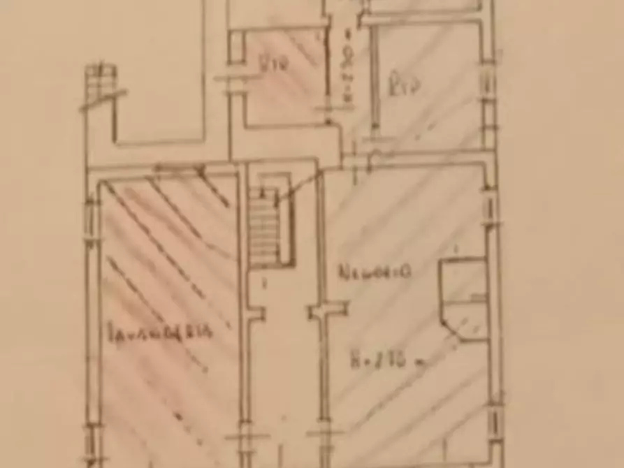 Immagine 2 di Locale commerciale in vendita  a Lucca