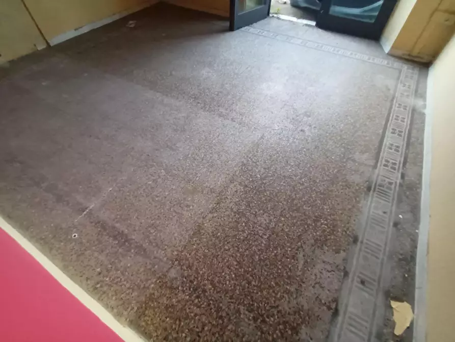 Immagine 4 di Locale commerciale in vendita  a Lucca