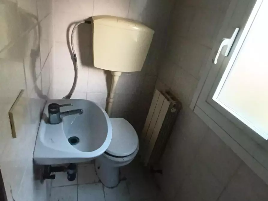 Immagine 12 di Locale commerciale in vendita  a Lucca