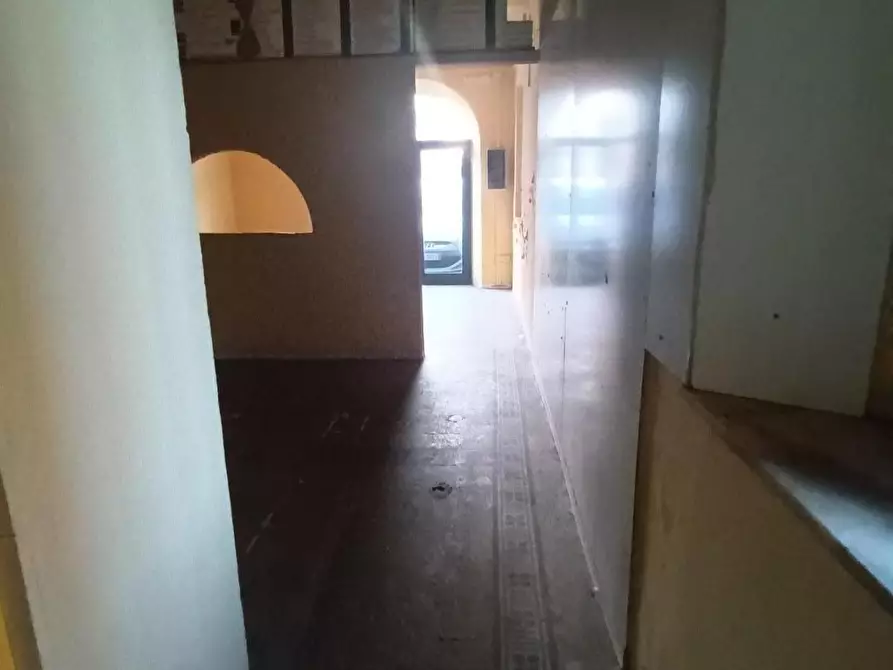 Immagine 7 di Locale commerciale in vendita  a Lucca