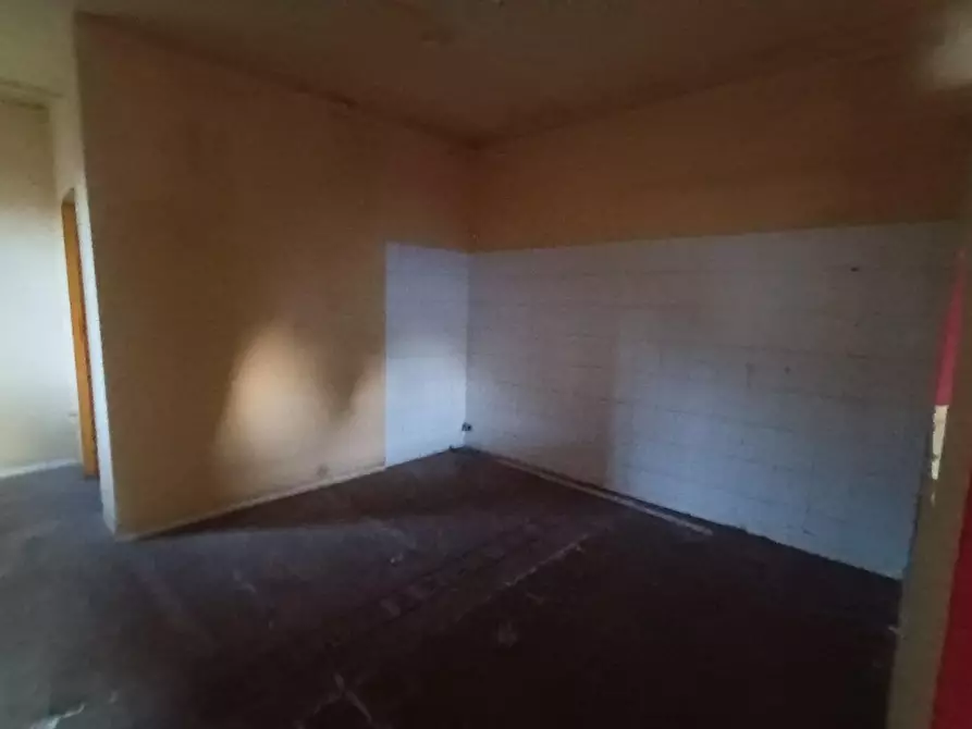 Immagine 3 di Locale commerciale in vendita  a Lucca