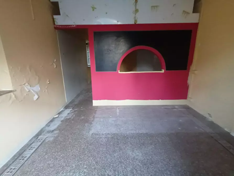 Immagine 9 di Locale commerciale in vendita  a Lucca