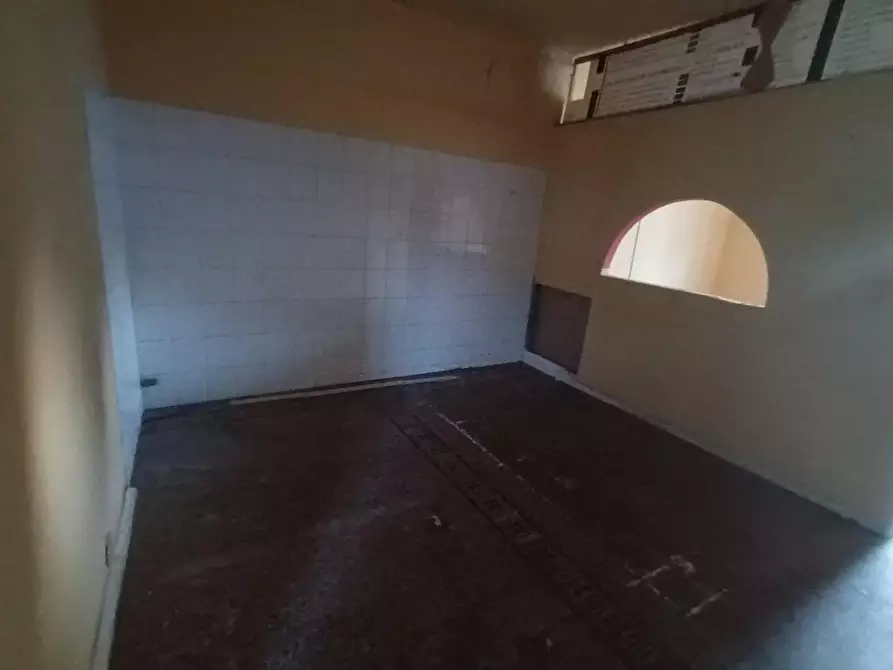 Immagine 5 di Locale commerciale in vendita  a Lucca