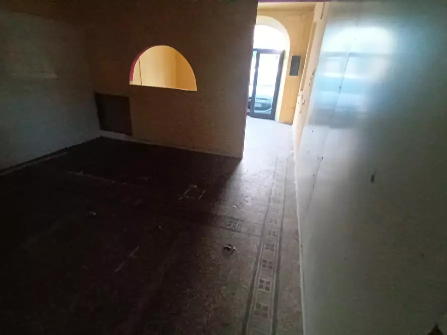 Immagine 6 di Locale commerciale in vendita  a Lucca