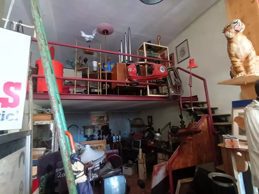 Immagine 15 di Locale commerciale in affitto  a Lucca