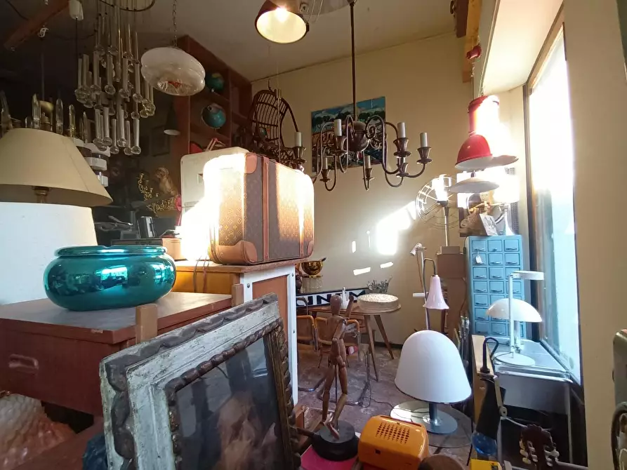 Immagine 5 di Locale commerciale in affitto  a Lucca