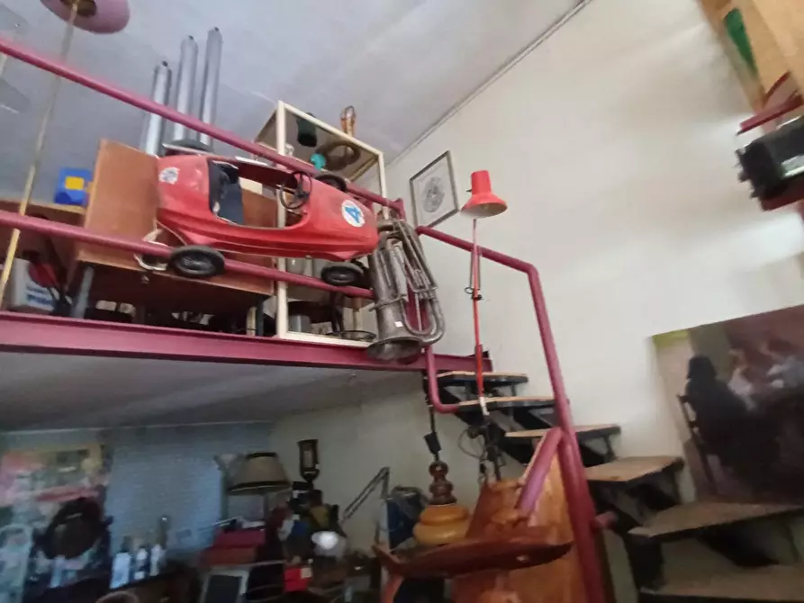 Immagine 11 di Locale commerciale in affitto  a Lucca