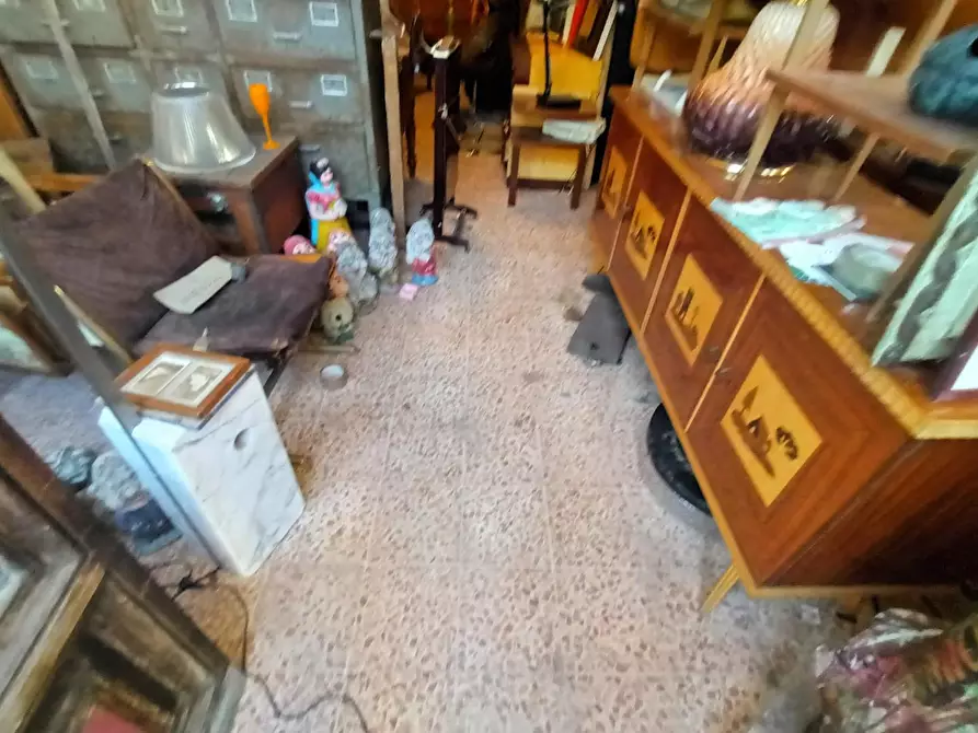 Immagine 2 di Locale commerciale in affitto  a Lucca