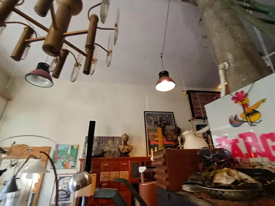 Immagine 13 di Locale commerciale in affitto  a Lucca