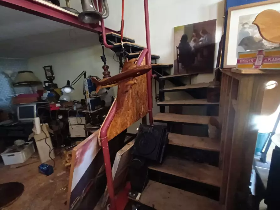 Immagine 12 di Locale commerciale in affitto  a Lucca