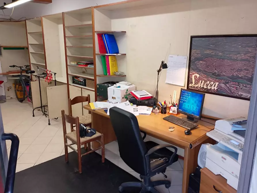 Immagine 5 di Locale commerciale in affitto  a Lucca