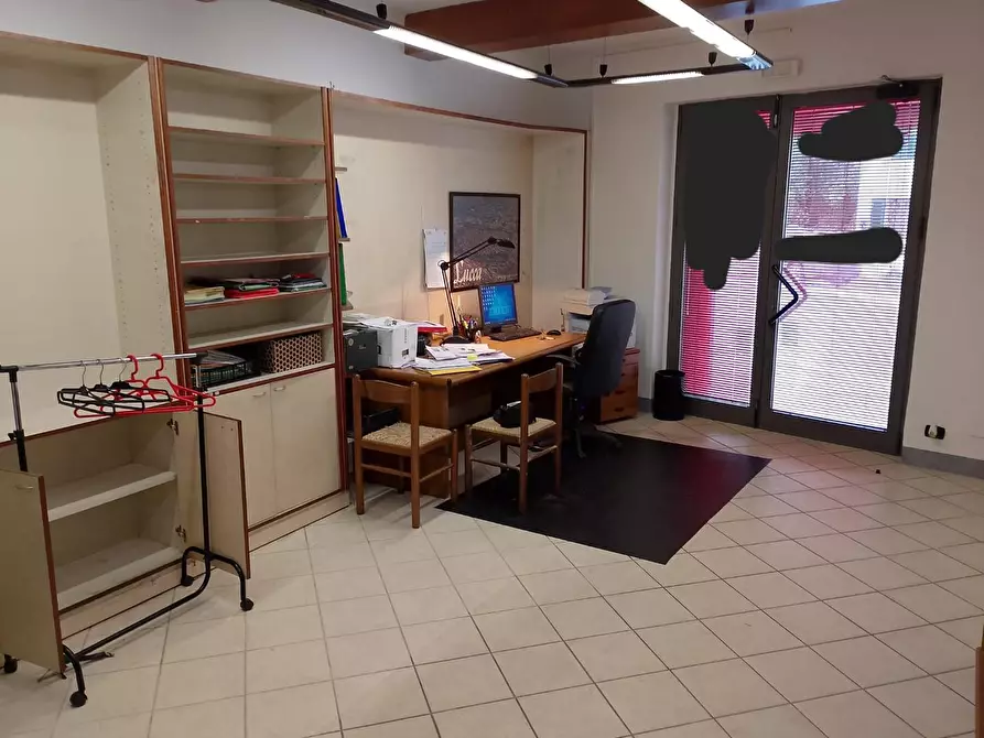 Immagine 2 di Locale commerciale in affitto  a Lucca