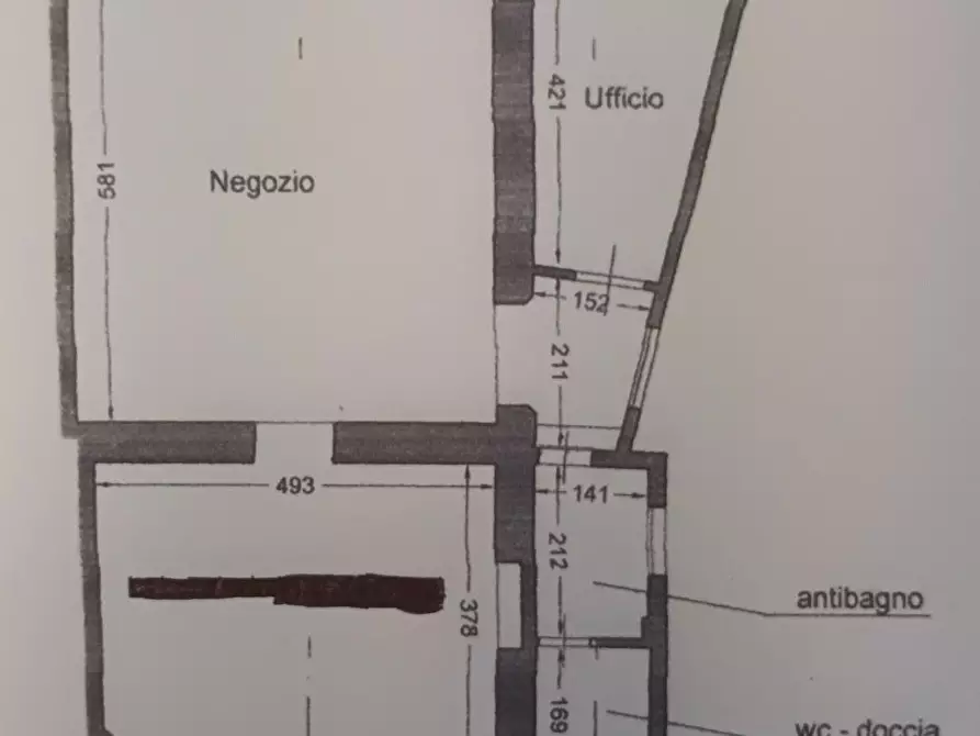 Immagine 1 di Locale commerciale in affitto  a Lucca