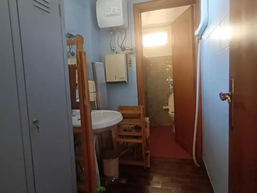 Immagine 4 di Locale commerciale in vendita  a Lucca