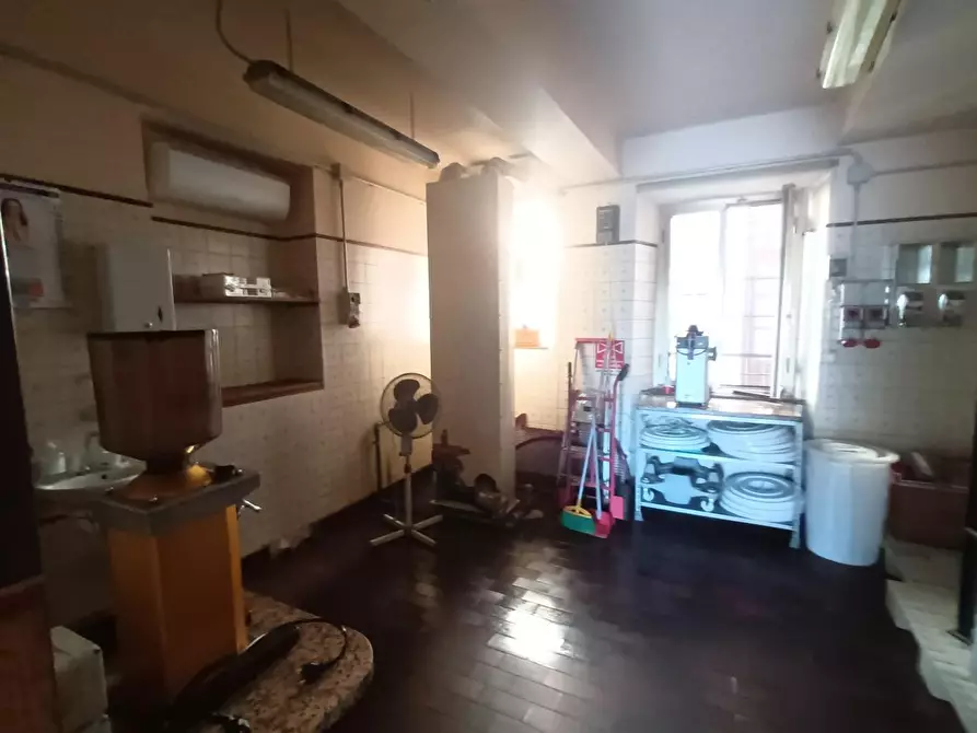 Immagine 17 di Locale commerciale in vendita  a Lucca