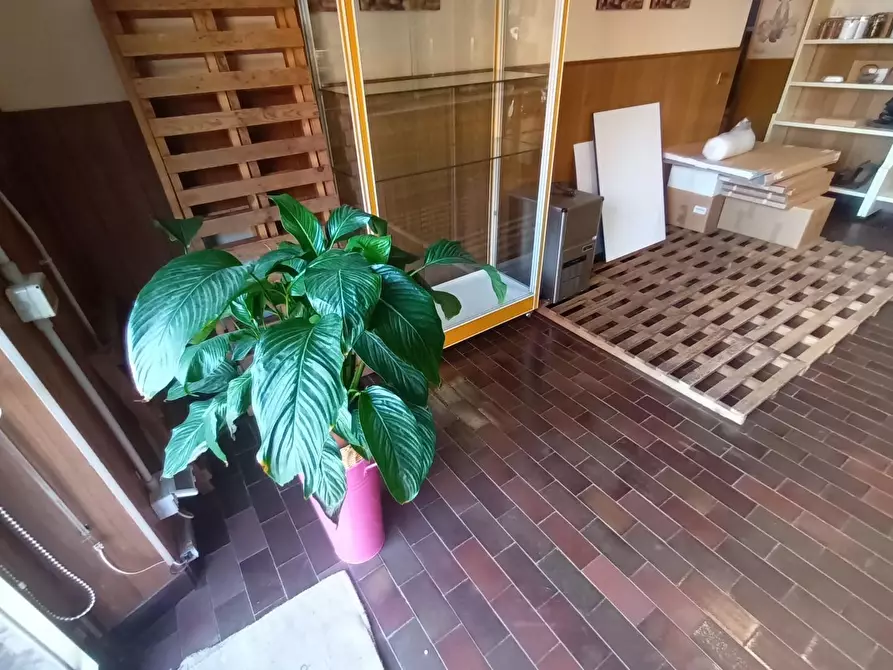 Immagine 1 di Locale commerciale in vendita  a Lucca