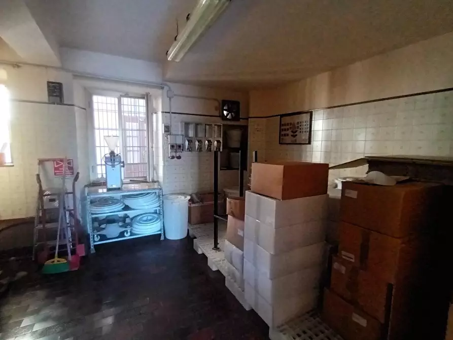 Immagine 14 di Locale commerciale in vendita  a Lucca